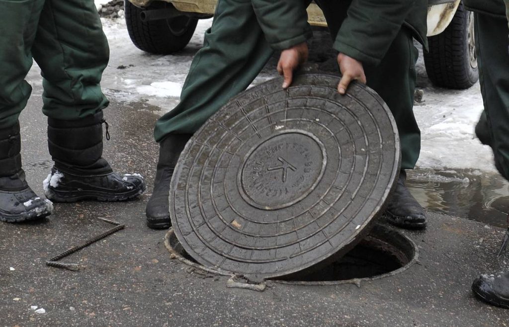 канализационный чугунный люк